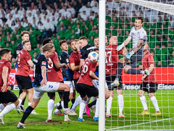 Felix Goetze SC Paderborn, 20 with the shot on goal for 0 1 Goal Hannover 96 vs SC Paderborn, Football, 2 Bundesliga, Matchday 30, Season 2025 2026, 18 04 2026 DFL REGULATIONS PROHIBIT ANY USE OF PHOTOGRAPHS AS IMAGE SEQUENCES AND OR QUASI VIDEO, Hannover 96 vs SC Paderborn, Football, 2 Bundesliga, Matchday 30, Season 2025 2026, 18 04 2026 Hannover Copyright: xEibner-Pressefoto Kruczynskix EP_DKI