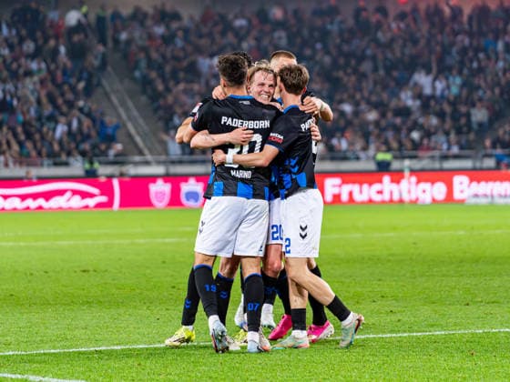 Felix Goetze SC Paderborn, 20 , Stefano Marino SC Paderborn, 30 , Santiago Castaneda SC Paderborn, 05 and Ruben Mueller SC Paderborn, 02 celebrate after the 0 1 goal Hannover 96 vs SC Paderborn, Football, 2 Bundesliga, Matchday 30, Season 2025 2026, 18 04 2026 DFL REGULATES PROHIBIT ANY USE OF PHOTOGRAPHS AS IMAGE SEQUENCES AND OR QUASI VIDEO, Hannover 96 vs SC Paderborn, Football, Bundesliga 2, Matchday 30, Season 2025 2026, 18 04 2026 Hannover Copyright: xEibner-Pressefoto Kruczynskix EP_DKI