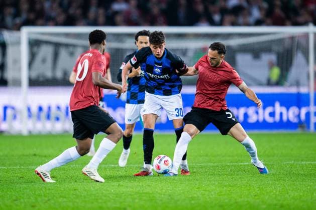 18 04 2026 Soccer, 2025 2026, 2 Bundesliga, Matchday 30, Hannover 96 SC Paderborn 07 L R Ime Okon Hannover , Stefano Marino Paderborn , Ime Okon Hannover DFL REGULATIONS PROHIBIT ANY USE OF PHOTOGRAPHS AS IMAGE SEQUENCES AND OR QUASI VIDEO