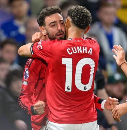 18 April 2026 - Chelsea v Manchester United, ManU - Premier League - Stamford Bridge. Chelsea v Manchester United - Premier League - Stamford Bridge. Matheus Cunha celebrates his goal with Bruno Fernandes who put in the cross. Picture : Mark Pain London England  Copyright: xMarkxPainx