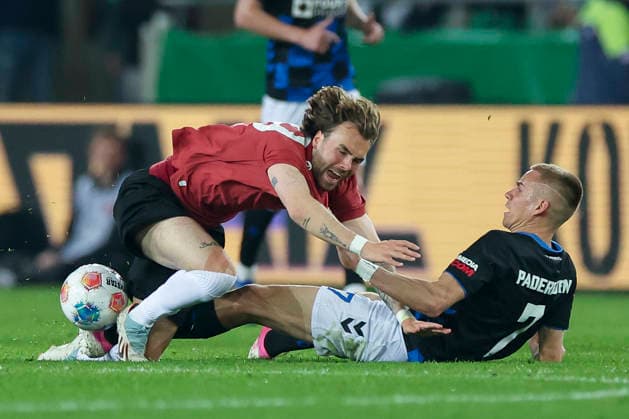 Kolja Oudenne Hannover 96 and Filip Bilbija SC Paderborn 07 battle for the ball, 2 Bundesliga, Hannover 96 v SC Paderborn 07, Heinz von Heiden Arena on April 18, 2026 in Hanover, Germany Photo by Marco Steinbrenner DeFodi Images Kolja Oudenne Hannover 96 and Filip Bilbija SC Paderborn 07 battle for the ball, 2 Bundesliga, Hannover 96 v SC Paderborn 07, Heinz von Heiden Arena, April 18, 2026 in Hanover, Germany Photo by Marco Steinbrenner DeFodi Images