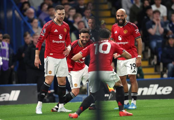 Chelsea gegen Man Utd 18. April 2026, London Premier League Fußball Chelsea gegen Manchester United Matheus Cunha von Manchester United feiert den Führungstreffer mit Diogo Dalot, Bruno Fernandes und Bryan Mbeumo Foto Charlotte Wilson Abseits London UK  Copyright: xCharlottexWilsonx xOffsidexOffside