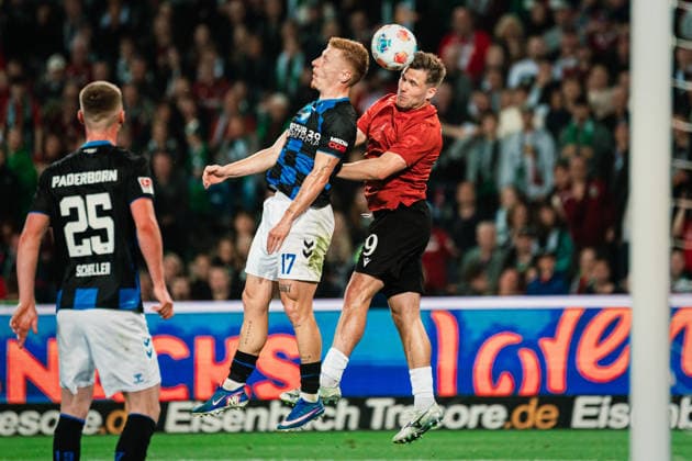 2 Bundesliga Hannover 96 vs SC Paderborn, 18 04 2026 Laurin Curda SC Paderborn 07, 17 vs Paul Benjamin Sven Eber Källman Hannover 96, 9 , header duel, duel Football, 2 Bundesliga, Matchday 30 Hannover 96 vs SC Paderborn on 18 04 2026 at Heinz von Heiden Arena, Hannover DFL REGULATIONS PROHIBIT ANY USE OF PHOTOGRAPHS AS IMAGE SEQUENCES AND OR QUASI VIDEO Copyright: xBEAUTIFULxSPORTS Tonhäuserx