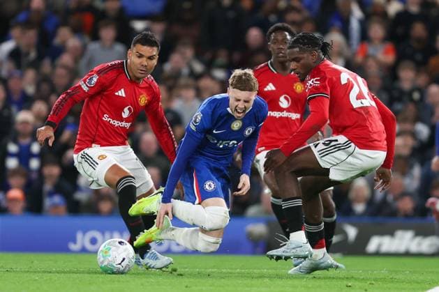 Cole Palmer of Chelsea is fouled by Ayden Heaven of Manchester United, ManU outside the box Chelsea v Manchester United, Football, Premier League, Stamford Bridge, London, UK - 18 04 2026 EDITORIAL USE ONLY No use with unauthorised audio, video, data, fixture lists, club league logos or live services. Online in-match use limited to 120 images, no video emulation. No use in betting, games or single club league player publications. Copyright: xAnthonyxHanc Shutterstockx 16835348bf
