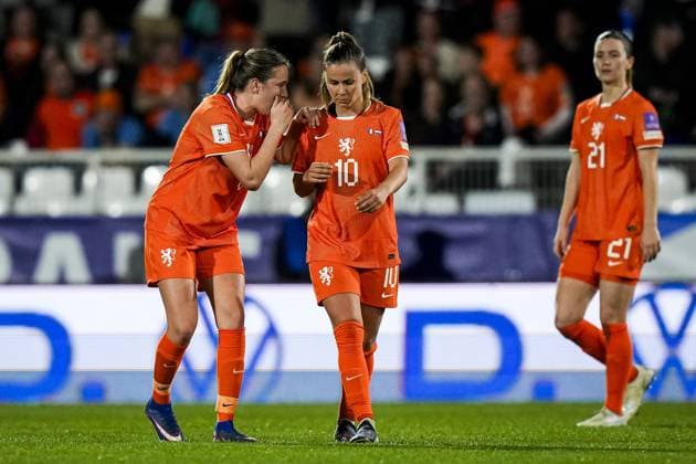 AUXERRE - (lr) Wieke Kaptein of the Netherlands, Victoria Pelova of the Netherlands react to the 1-0 during the World Cup Qualifying match between France (women) and the Netherlands (women) at Stade AbbÃ -Deschamps on 18 April 2026 in Auxerre, France. TOBIAS KLEUVER ANP FIFA Women s World Cup 2027 Qualifier 2025-2026 xVIxANPxSportx xxANPxIVx 556140487 originalFilename: 556140487.jpg