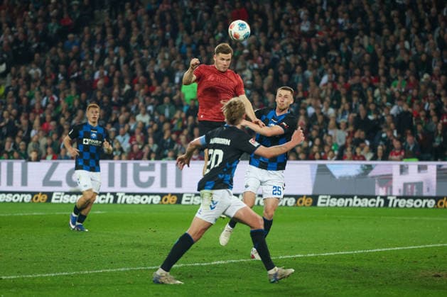 2 Bundesliga Hannover 96 SC Paderborn on 18 04 2026 at Heinz von Heiden Arena in Hannover Benjamin Källman Kaellman Hannover 9 scores the goal to make it 1 - 1 MH