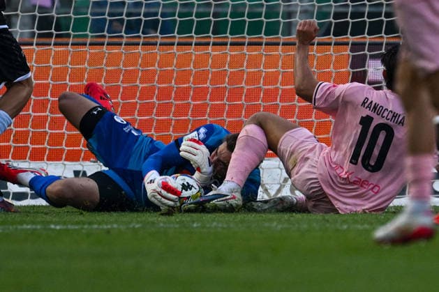CALCIO - Serie B - Palermo FC vs Cesena FC Trauma for Jonathan Klinsmann (Cesena F.C.) after the clash with Filippo Ranocchia (Palermo F.C.) during the Italian Serie BKT match between Palermo F.C. vs Cesena F.C, 18th April 2026 at the Renzo Barbera stadium in Palermo, Italy Palermo Italy  Copyright: xIPAxSport ABACAx
