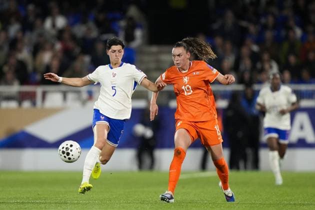AUXERRE - (lr) Elisa De Almeida of France, RomÃ e Leuchter of the Netherlands during the World Cup Qualifying match between France (women) and the Netherlands (women) at Stade AbbÃ -Deschamps on 18 April 2026 in Auxerre, France. TOBIAS KLEUVER ANP FIFA Women s World Cup 2027 Qualifier 2025-2026 xVIxANPxSportx xxANPxIVx 556141702 originalFilename: 556141702.jpg