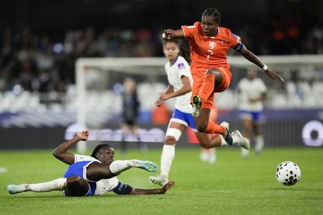 AUXERRE - (lr) Griedge Mbock of France, Lineth Beerensteyn of the Netherlands during the World Cup Qualifying match between France (women) and the Netherlands (women) at Stade AbbÃ -Deschamps on 18 April 2026 in Auxerre, France. TOBIAS KLEUVER ANP FIFA Women s World Cup 2027 Qualifier 2025-2026 xVIxANPxSportx xxANPxIVx 556141766 originalFilename: 556141766.jpg
