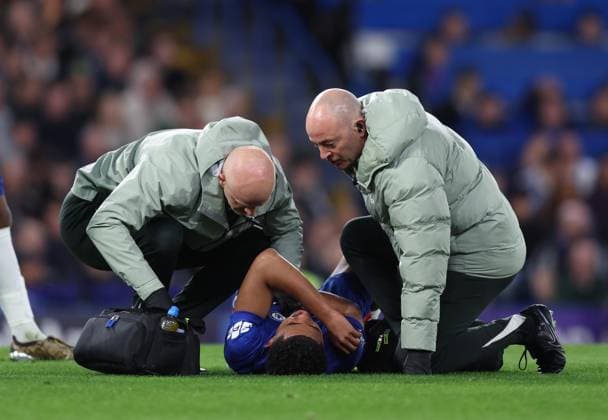 LONDON, ENGLAND, APRIL 18: Wesley Fofana of Chelsea goes down injured and receives medical treatment before being substituted off the pitch injured during the match between Chelsea FC and Manchester United, ManU FC in the Premier League match at Stamford Bridge Stadium in London, England, on April 18. (Photo by Daniel Weir) Copyright: xDanielxWeir SportsxPressxPhotox Sportspressphoto_SPR132488