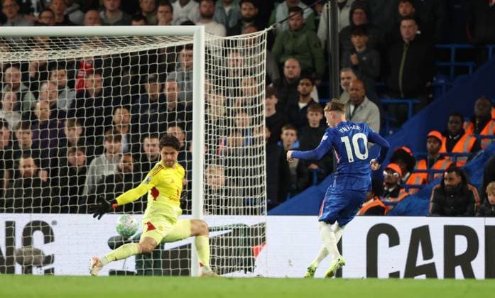 Premier League - Chelsea FC v Manchester United, ManU FC LONDON, ENGLAND, APRIL 18: Cole Palmer of Chelsea scores a goal; but is disallowed for offside during the match between Chelsea FC and Manchester United FC in the Premier League match at Stamford Bridge Stadium in London, England, on April 18. (Photo by Daniel Weir) London Stamford Bridge Stadium England Copyright: xDanielxWeir SportsxPressxPhotox Sportspressphoto_SPR132484
