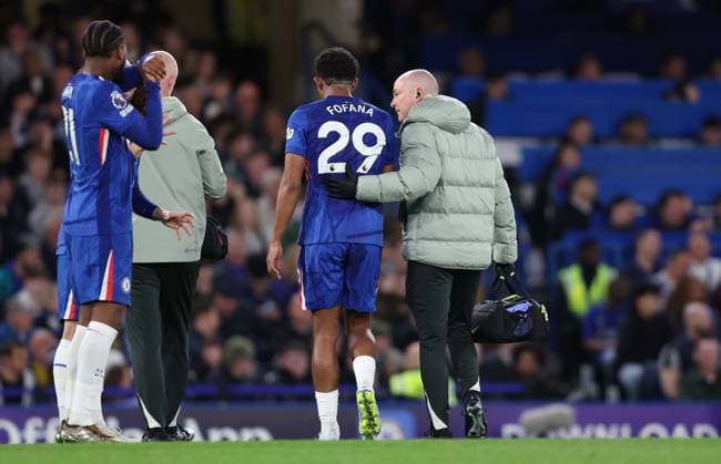 Premier League - Chelsea FC v Manchester United, ManU FC LONDON, ENGLAND, APRIL 18: Wesley Fofana of Chelsea goes down injured and receives medical treatment before being substituted off the pitch injured during the match between Chelsea FC and Manchester United FC in the Premier League match at Stamford Bridge Stadium in London, England, on April 18. (Photo by Daniel Weir) London Stamford Bridge Stadium England Copyright: xDanielxWeir SportsxPressxPhotox Sportspressphoto_SPR132492