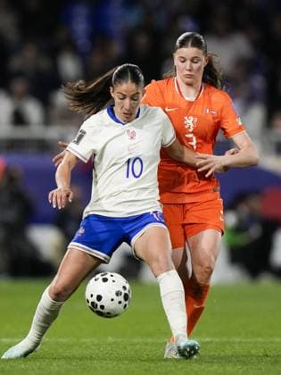 AUXERRE - (lr) Clara Mateo of France, Renee van Asten of the Netherlands during the World Cup Qualifying match between France (women) and the Netherlands (women) at Stade AbbÃ -Deschamps on 18 April 2026 in Auxerre, France. TOBIAS KLEUVER ANP FIFA Women s World Cup 2027 Qualifier 2025-2026 xVIxANPxSportx xxANPxIVx 556142290 originalFilename: 556142290.jpg