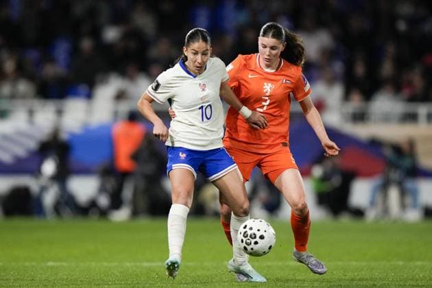 AUXERRE - (lr) Clara Mateo of France, Renee van Asten of the Netherlands during the World Cup Qualifying match between France (women) and the Netherlands (women) at Stade AbbÃ -Deschamps on 18 April 2026 in Auxerre, France. TOBIAS KLEUVER ANP FIFA Women s World Cup 2027 Qualifier 2025-2026 xVIxANPxSportx xxANPxIVx 556142300 originalFilename: 556142300.jpg