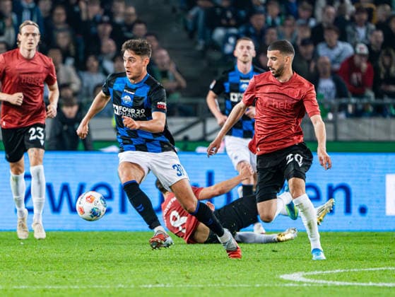 Stefano Marino SC Paderborn, 30 in duel against Waniss Taibi Hannover 96, 26 Hannover 96 vs SC Paderborn, Football, 2 Bundesliga, Matchday 30, Season 2025 2026, 18 04 2026 DFL REGULATIONS PROHIBIT ANY USE OF PHOTOGRAPHS AS IMAGE SEQUENCES AND OR QUASI VIDEO, Hannover 96 vs SC Paderborn, Football, 2 Bundesliga, Matchday 30, Season 2025 2026, 18 04 2026 Hannover Copyright: xEibner-Pressefoto Kruczynskix EP_DKI