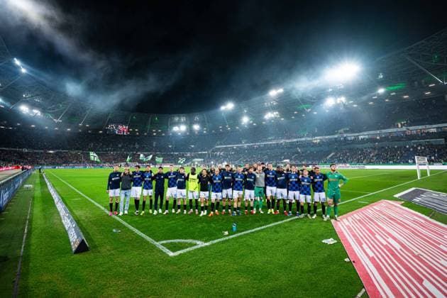 18.04.2026 - Fußball, 2025 2026, 2. Bundesliga, 30. Spieltag, Hannover 96 - SC Paderborn 07: Mannschaft (Paderborn) nach dem Spiel vor dem Gästeblock DFL REGULATIONS PROHIBIT ANY USE OF PHOTOGRAPHS AS IMAGE SEQUENCES AND OR QUASI-VIDEO. *** 18 04 2026 Soccer, 2025 2026, 2 Bundesliga, Matchday 30, Hannover 96 SC Paderborn 07 Team Paderborn after the match in front of the guest block DFL REGULATIONS PROHIBIT ANY USE OF PHOTOGRAPHS AS IMAGE SEQUENCES AND OR QUASI VIDEO