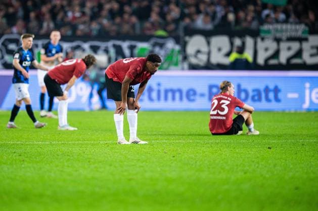 18 04 2026 Soccer, 2025 2026, 2 Bundesliga, Matchday 30, Hannover 96 SC Paderborn 07 L R Ime Okon Hannover , Stefan Teitur Thordarson Hannover DFL REGULATIONS PROHIBIT ANY USE OF PHOTOGRAPHS AS IMAGE SEQUENCES AND OR QUASI VIDEO