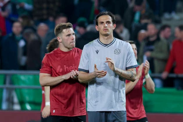 Benjamin Kaellmann Hannover 96 and Torhueter Nahuel Noll Hannover 96 look dejected, 2 Bundesliga, Hannover 96 v SC Paderborn 07, Heinz von Heiden Arena on April 18, 2026 in Hanover, Germany Photo by Marco Steinbrenner DeFodi Images Benjamin Kaellmann Hannover 96 and Torhueter Nahuel Noll Hannover 96 look dejected, 2 Bundesliga, Hannover 96 v SC Paderborn 07, Heinz von Heiden Arena, April 18, 2026 in Hanover, Germany Photo by Marco Steinbrenner DeFodi Images