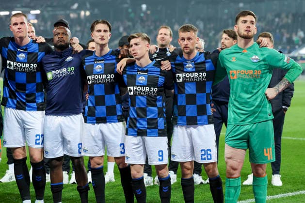 Steffen Tigges SC Paderborn 07 , David Kinsombi SC Paderborn 07 , Jonah Sticker SC Paderborn 07 , Nick Baetzner SC Paderborn 07 , Sebastian Klaas SC Paderborn 07 and goalkeeper Dennis Seimen SC Paderborn 07 look disappointed, 2 Bundesliga, Hannover 96 v SC Paderborn 07, Heinz von Heiden Arena on April 18, 2026 in Hannover, Germany Photo by Marco Steinbrenner DeFodi Images Steffen Tigges SC Paderborn 07 , David Kinsombi SC Paderborn 07 , Jonah Sticker SC Paderborn 07 , Nick Baetzner SC Paderborn 07 , Sebastian Klaas SC Paderborn 07 and goalkeeper Dennis Seimen SC Paderborn 07 look dejected, 2 Bundesliga, Hannover 96 v SC Paderborn 07, Heinz von Heiden Arena, April 18, 2026 in Hanover, Germany Photo by Marco Steinbrenner DeFodi Images