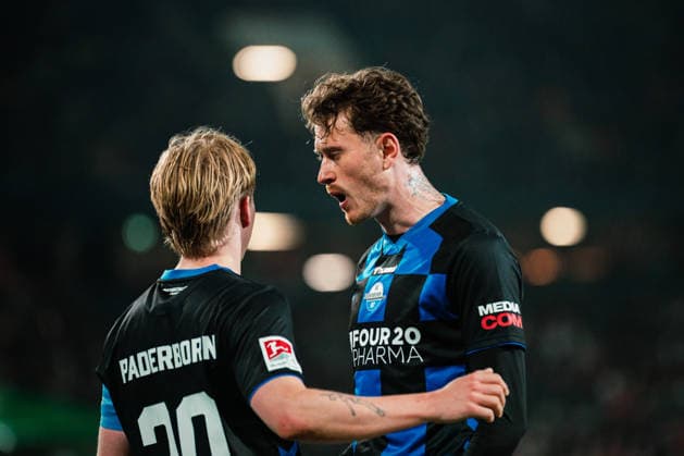 2 Bundesliga Hannover 96 vs SC Paderborn, 18 04 2026 Calvin Marc Brackelmann SC Paderborn 07, 4 cheers with Felix Götze SC Paderborn 07, 20 Soccer, 2 Bundesliga, Matchday 30 Hannover 96 vs SC Paderborn on 18 04 2026 at Heinz von Heiden Arena, Hannover DFL REGULATIONS PROHIBIT ANY USE OF PHOTOGRAPHS AS IMAGE SEQUENCES AND OR QUASI VIDEO Copyright: xBEAUTIFULxSPORTS Tonhäuserx