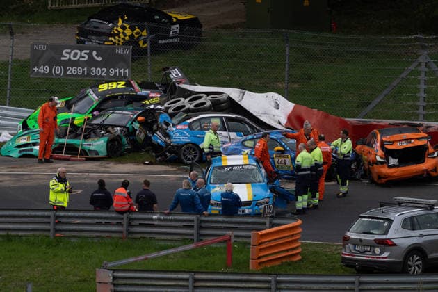 18.04.2026, xrarjax, Motorsport ADAC RAVENOL NLS, Nürburgring Langstrecken-Serie 2026 v.l. Schwerer Unfall Crash bei dem Juha Miettinen tödlich verletzt wurde Nürburg *** 18 04 2026, xrarjax, Motorsport ADAC RAVENOL NLS, Nürburgring Endurance Series 2026 v l Serious accident Crash in which Juha Miettienen was fatally injured Nürburg