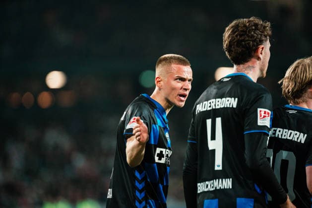 2 Bundesliga Hannover 96 vs SC Paderborn, 18 04 2026 Filip Bilbija SC Paderborn 07, 7 cheers with Felix Götze SC Paderborn 07, 20 and Calvin Marc Brackelmann SC Paderborn 07, 4 Football, 2 Bundesliga, Matchday 30 Hannover 96 vs SC Paderborn on 18 04 2026 at Heinz von Heiden Arena, Hannover DFL REGULATIONS PROHIBIT ANY USE OF PHOTOGRAPHS AS IMAGE SEQUENCES AND OR QUASI VIDEO Copyright: xBEAUTIFULxSPORTS Tonhäuserx