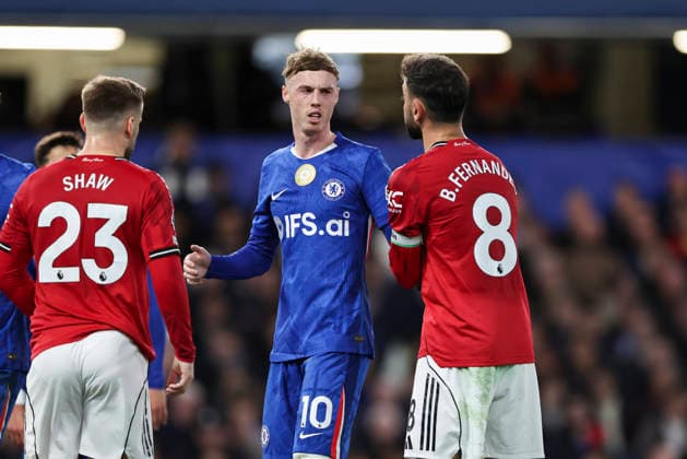 Chelsea v Manchester United, ManU Premier League Chelsea forward Cole Palmer (10) Manchester United midfielder Bruno Fernandes (8) protest during the Chelsea v Manchester United Premier League match at Stamford Bridge, London, England on 18 April 2026 Credit: Phil Duncan Every Second Media Editorial use only. All images are copyright Every Second Media Limited. No images may be reproduced without prior permission. All rights reserved. Premier League and Football League images are subject to licensing agreements with Football DataCo Limited. see https: www.football-dataco.com Copyright: xIMAGO EveryxSecondxMediax ESM-1917-0041 PhilxDuncanx xEveryxSecondxMediax