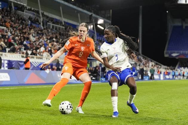 AUXERRE - (lr) Lotte Keukelaar for the Netherlands, Thiniba Samoura for France during the World Cup Qualifying match between France (women) and the Netherlands (women) at Stade AbbÃ -Deschamps on 18 April 2026 in Auxerre, France. TOBIAS KLEUVER ANP FIFA Women s World Cup 2027 Qualifier 2025-2026 xVIxANPxSportx xxANPxIVx 556144890 originalFilename: 556144890.jpg