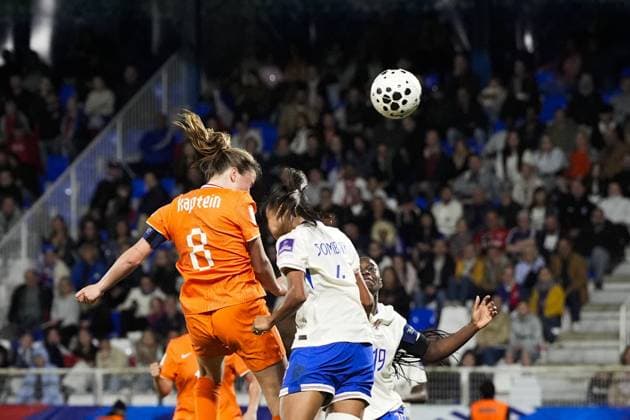 AUXERRE - Wieke Kaptein of the Netherlands scores the 1-1 during the World Cup Qualifying match between France (women) and the Netherlands (women) at Stade AbbÃ -Deschamps on 18 April 2026 in Auxerre, France. TOBIAS KLEUVER ANP FIFA Women s World Cup 2027 Qualifier 2025-2026 xVIxANPxSportx xxANPxIVx 556145057 originalFilename: 556145057.jpg