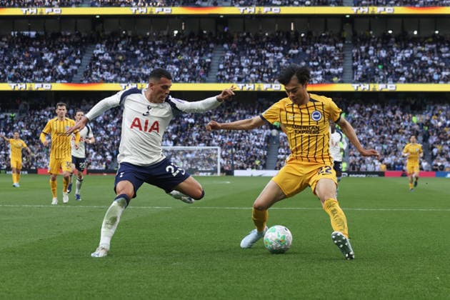 Tottenham Hotspur gegen Brighton Hove Albion 18. April 2026 London Premier League Fußball Tottenham Hotspur gegen Brighton Hove Albion Pedro Porro von Tottenham Hotspur und Kaoru Mitoma von Brighton Hove Albion Foto  Copyright: xMarkxLeechxOffside