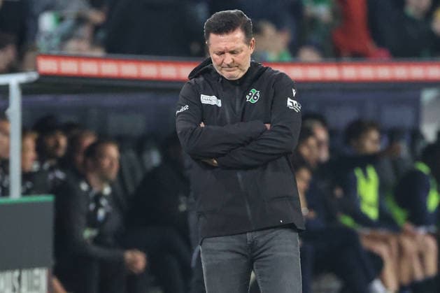 2 Bundesliga Hannover 96 SC Paderborn on 18 04 2026 at Heinz von Heiden Arena in Hannover Coach Christian Titz Hannover dissatisfied, disappointed, disappointed, dejected MH