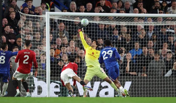 Premier League - Chelsea FC v Manchester United, ManU FC LONDON, ENGLAND, APRIL 18: Wesley Fofana of Chelsea has a shot on goal hit the crossbar during the match between Chelsea FC and Manchester United FC in the Premier League match at Stamford Bridge Stadium in London, England, on April 18. (Photo by Daniel Weir) London Stamford Bridge Stadium England Copyright: xDanielxWeir SportsxPressxPhotox Sportspressphoto_SPR132550