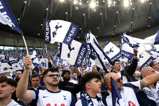 Tottenham Hotspur gegen Brighton Hove Albion 18. April 2026 London Premier League Fußball Tottenham Hotspur gegen Brighton Hove Albion Spurs-Fans schwenken vor dem Spiel Fahnen Foto von Mark Leech London UK  Copyright: xMarkxLeechxOffside