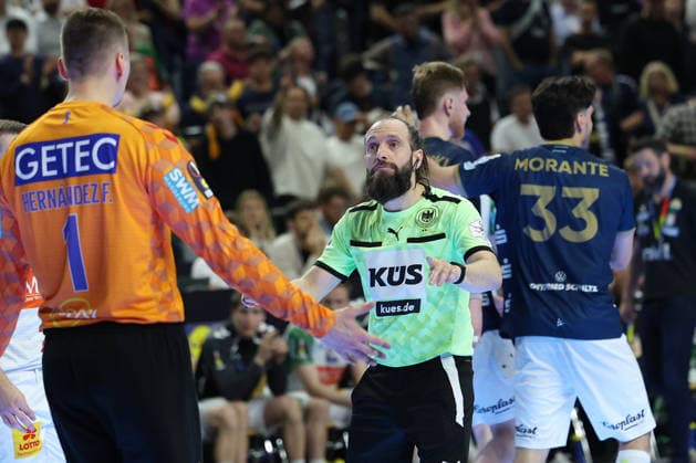GER, Lanxess Arena Koeln, HBL, LIDL FINAL4, Men, 2 Semifinal bergischer HC vs SC Magdeburg 18 04 2026, Lanxess Arena , Koeln , GER, Lanxess Arena Koeln, HBL, LIDL FINAL4, Men, 2 Semifinal bergischer HC vs SC Magdeburg, in the picture Sergey Hernandez goalkeeper SC Magdeburg 1 , discussing with the referee nordphotoxGmbHx xMeuter nph00351