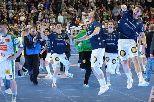 GER, Lanxess Arena Koeln, HBL, LIDL FINAL4, Men, 2 Semifinal bergischer HC vs SC Magdeburg 18 04 2026, Lanxess Arena , Koeln , GER, Lanxess Arena Koeln, HBL, LIDL FINAL4, Men, 2 Semifinal bergischer HC vs SC Magdeburg, in the picture the team of the BHC is happy that they won and entered the final Finn Hangstein BHC 10 , Lukas Becher BHC 7 , nordphotoxGmbHx xMeuter nph00351