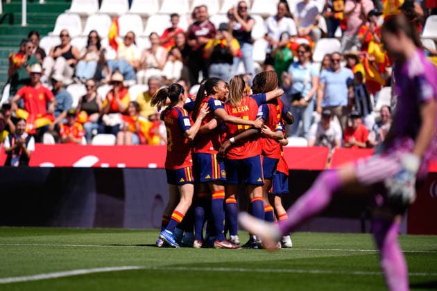April 18, 2026, Cordoba, Cordoba, Spain: Edna Imade of Spain celebrates a goal with teammates during the European WomenÃ¢â‚¬â ¢s qualifiers for the FIFA WomenÃ¢â‚¬â ¢s World Cup 2027, League Phase MD4, football match played between Spain and Ukraine at Bahrain Victorious Nuevo Arcangel stadium on April 18, 2026, in Cordoba, Spain. Cordoba Spain - ZUMAa181 20260418_zaa_a181_093 Copyright: xDennisxAgyemanx