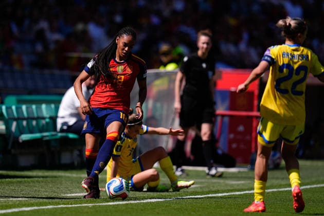 April 18, 2026, Cordoba, Cordoba, Spain: Salma Paralluelo of Spain in action during the European WomenÃ¢â‚¬â ¢s qualifiers for the FIFA WomenÃ¢â‚¬â ¢s World Cup 2027, League Phase MD4, football match played between Spain and Ukraine at Bahrain Victorious Nuevo Arcangel stadium on April 18, 2026, in Cordoba, Spain. Cordoba Spain - ZUMAa181 20260418_zaa_a181_111 Copyright: xDennisxAgyemanx