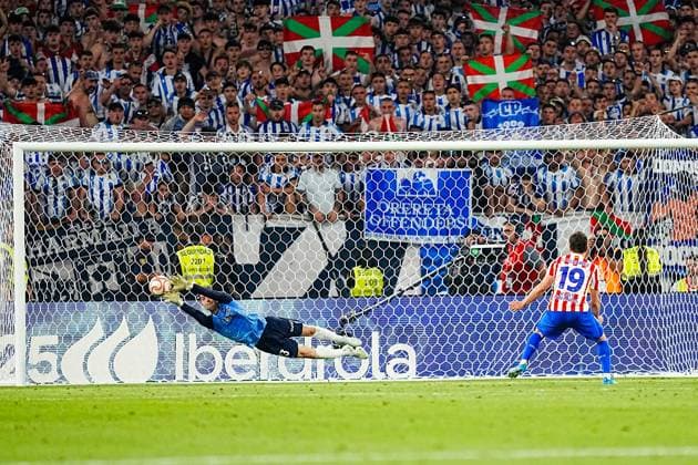Marrero (N13) saves two penalties during the Copa del Rey final between Atletico de Madrid and Real Sociedad at the Estadio La Cartuja in Seville, Spain  Copyright: xAndresxLopezxSheridanxx xSPPx Sportspressphoto_SPR132611