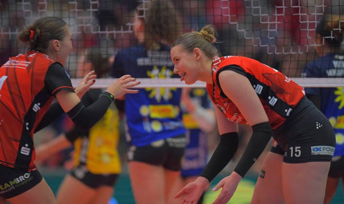 18 04 2026, Dresden cheers, Dresdens Marta Levinska and Dresdens Lorena Lorber Fijok , Volleyball, Women, Final round, Dresdner SC VfB Suhl, c Dresden