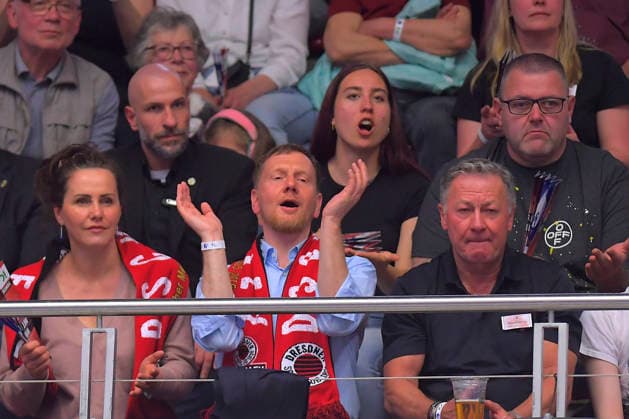 18.04.2026, Ministerpräsident Michael Kretschmer mit Ehefrau Annett Hofmann und DSC-Präsident Hubert Körner, Volleyball, Damen, Finalrunde, Dresdner SC - VfB Suhl 2:3, (c) Dresden *** 18 04 2026, Minister President Michael Kretschmer with his wife Annett Hofmann and DSC President Hubert Körner, Volleyball, Women, Final round, Dresdner SC VfB Suhl 2 3, c Dresden