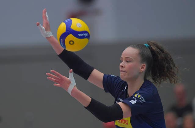 18 04 2026, Suhls Laura Berger serving, Volleyball, Women, Final round, Dresdner SC VfB Suhl 2 3, c Dresden