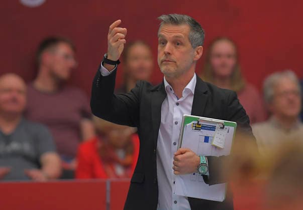 18 04 2026, Suhl coach Laszlo Hollosy, volleyball, women, final round, Dresdner SC VfB Suhl, c Dresden