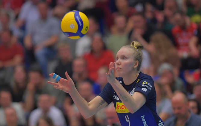 18 04 2026, Suhls Roosa Laakkonen serving, Volleyball, Women, Final round, Dresdner SC VfB Suhl, c Dresden