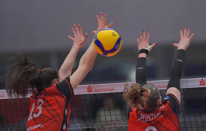 18 04 2026, Dresdens Florentine Rosemann and Dresdens Larissa Winter block, volleyball, women, final round, Dresdner SC VfB Suhl, c Dresden