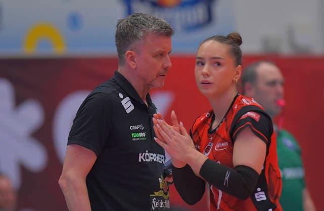 18 04 2026, Dresden coach Alexander Waibl talks to Dresdens Lorena Lorber Fijok, Volleyball, Women, Final round, Dresdner SC VfB Suhl 2 3, c Dresden