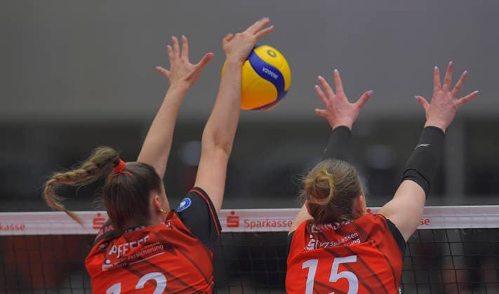 18 04 2026, Block defense Dresdens Marta Levinska and Dresdens Mette Pfeffer, Volleyball, Women, Final round, Dresdner SC VfB Suhl, c Dresden