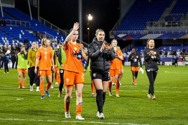 AUXERRE - (lr) Damaris Egurrola of Netherlands, Netherlands goalkeeper Lize Kop after the World Cup Qualifying match between France (women) and Netherlands (women) at Stade AbbÃ -Deschamps on 18 April 2026 in Auxerre, France. TOBIAS KLEUVER ANP FIFA Women s World Cup 2027 Qualifier 2025-2026 xVIxANPxSportx xxANPxIVx 556158682 originalFilename: 556158682.jpg