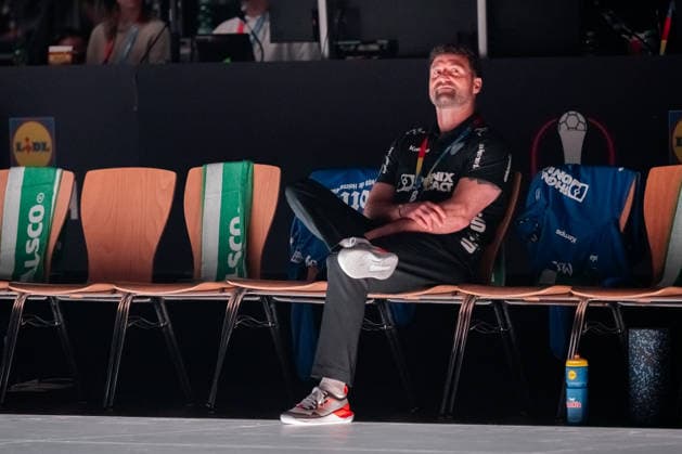 Cologne, 18 04 2026, Handball, Men, Lidl Final4, DHB Cup, Semi-final, TBV Lemgo Lippe Füchse Berlin Florian Kehrmann Coach TBV Lemgo before the match on the players bench Cologne Lanxess Arena NRW Germany