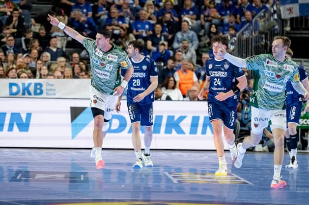 Cologne, 18 04 2026, Handball, Men, Lidl Final4, DHB Cup, Semi-final, TBV Lemgo Lippe Füchse Berlin Mijajlo Marsenic Füchse Berlin, 93 and Mathias Gidsel Füchse Berlin, 19 cheer towards the fan curve Cologne Lanxess Arena NRW Germany