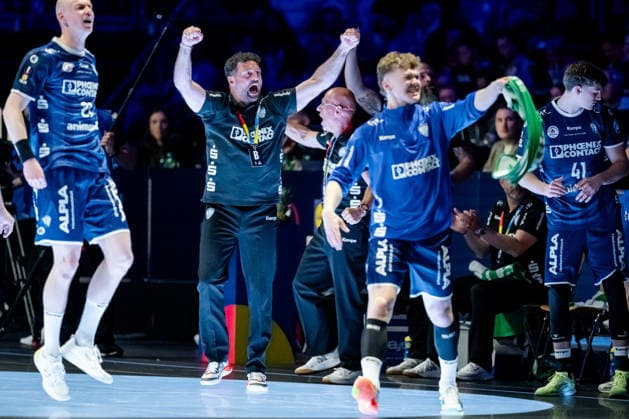 Cologne, 18 04 2026, Handball, Men, Lidl Final4, DHB Cup, Semi-final, TBV Lemgo Lippe Füchse Berlin Florian Kehrmann Coach TBV Lemgo cheers during a time-out Cologne Lanxess Arena NRW Germany